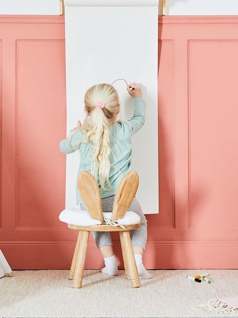 Kinderzimmer Farben Banner Mädchen mal auf langem Papier an der Wand