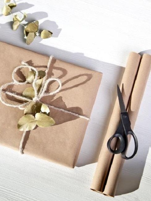 Verpacken ohne Geschenkpapier Schere Packpapier Verpacken ohne Geschenkpapier Schere Packpapier