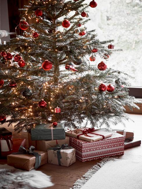 Tendencias-Navidad-Banner árbol de navidad con bolas rojas y regalos