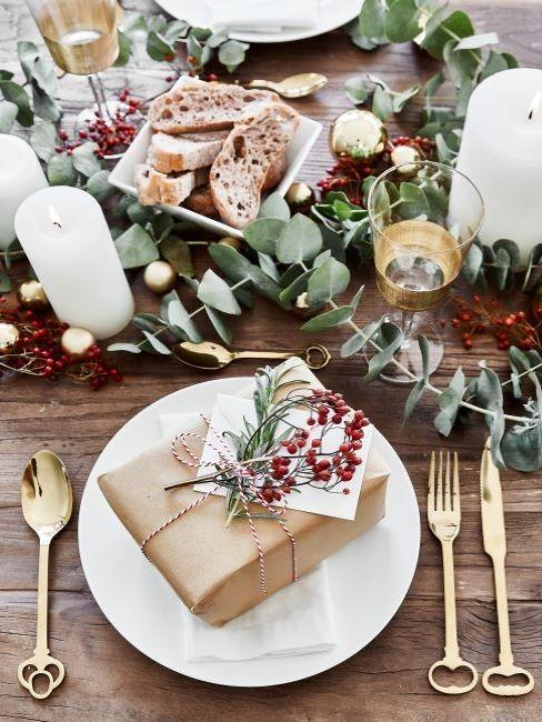 mesa de navidad con un regalo