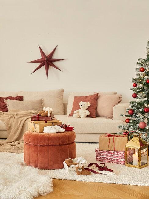 sofá, árbol de navidad y regalos