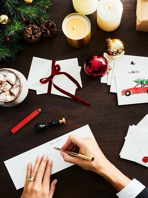 frases-navidad-banner mujer escribe una postal de navidad