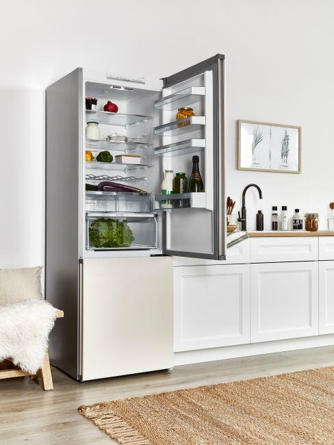 nettoyer le frigo refrigerateur ouvert, range, cuisine moderne, meubles blancs