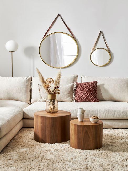 decoration murale boho salon boho avec canapes blanc casse et miroirs dores suspendus au mur