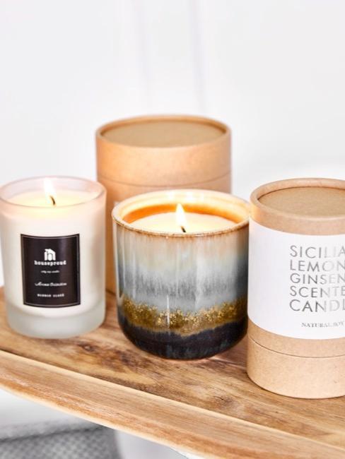 neutraliser-odeurs-appartement Bougies aromatiques placées sur une étagère en bois