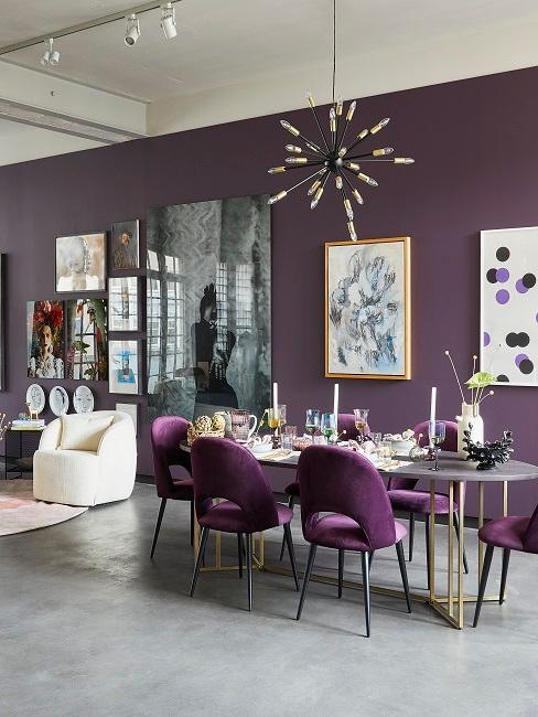 Maximalisme Salle à manger en style maximaliste et mur peint en mauve