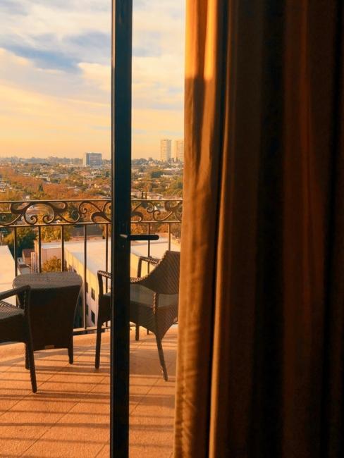 Rideaux occultants oranges Vue sur le balcon avec meubles noirs