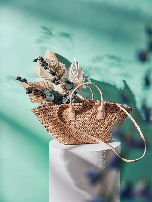 fleurs-sechees plantes decoratives dechees dans un panier a longues anses, mur vert westwing