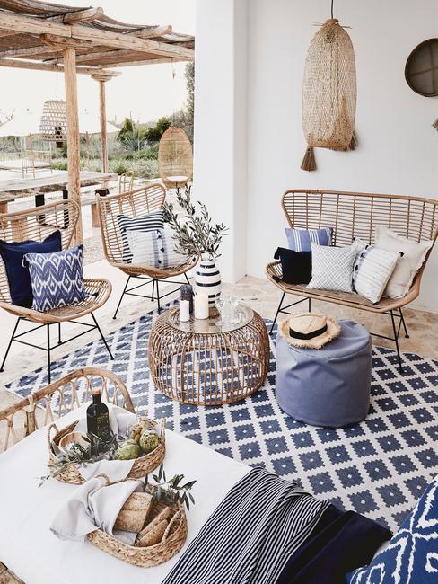 outdoor-candle terrasse décoration osier et tapis bleu