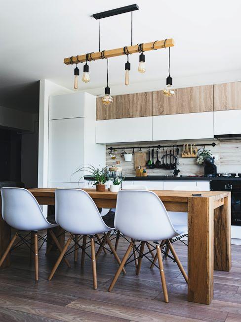 cuisine scandinave cuisine avec table en bois massif, chaises blanches avec pieds en bois, suspension avec barre en bois et ampoules nues, style scandinave, danois, hygge