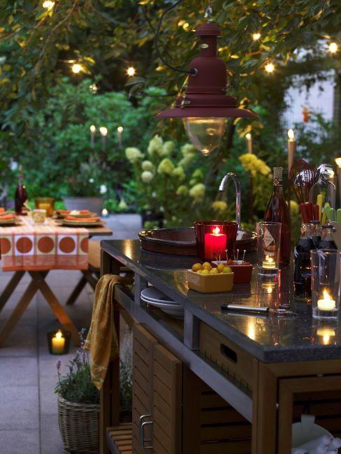 Terrasse avec tables et guirlandes lumineuses Terrasse illuminée le soir