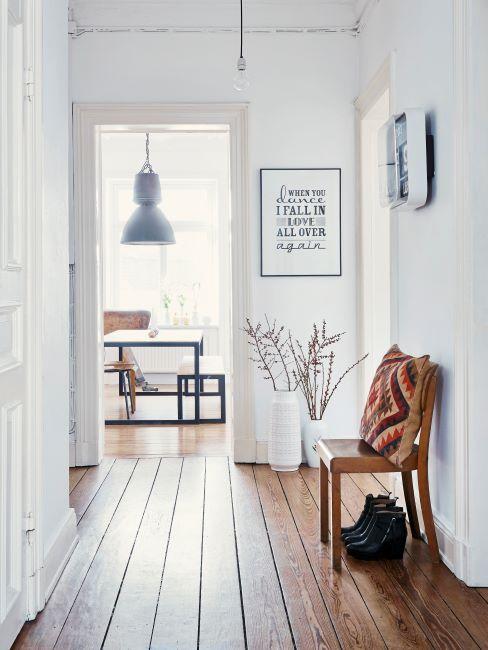 Suspension industrielle Couloir avec banc en bois, sol en bois blanc et suspension style industriel