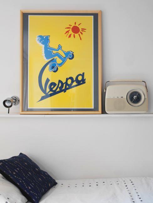 Affiche murale Affiche/poster jaune sur étagère avec radio rétro crème