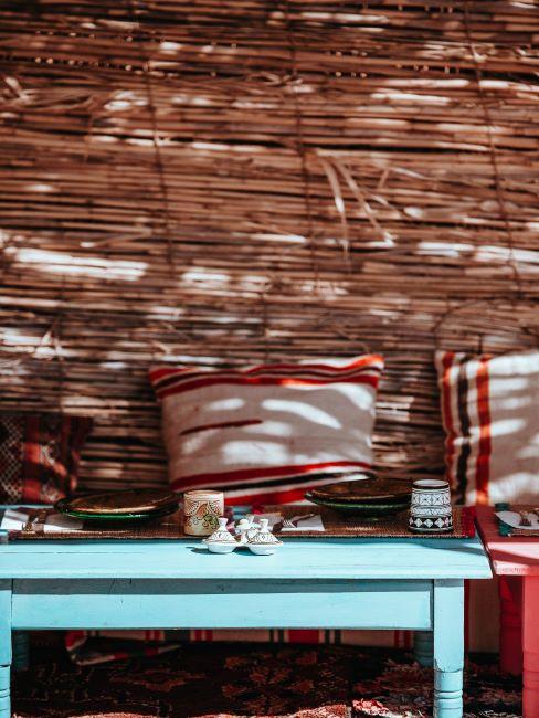 Canisse Balcon avec canisse, table basse bleue et coussins décoratifs multicolores