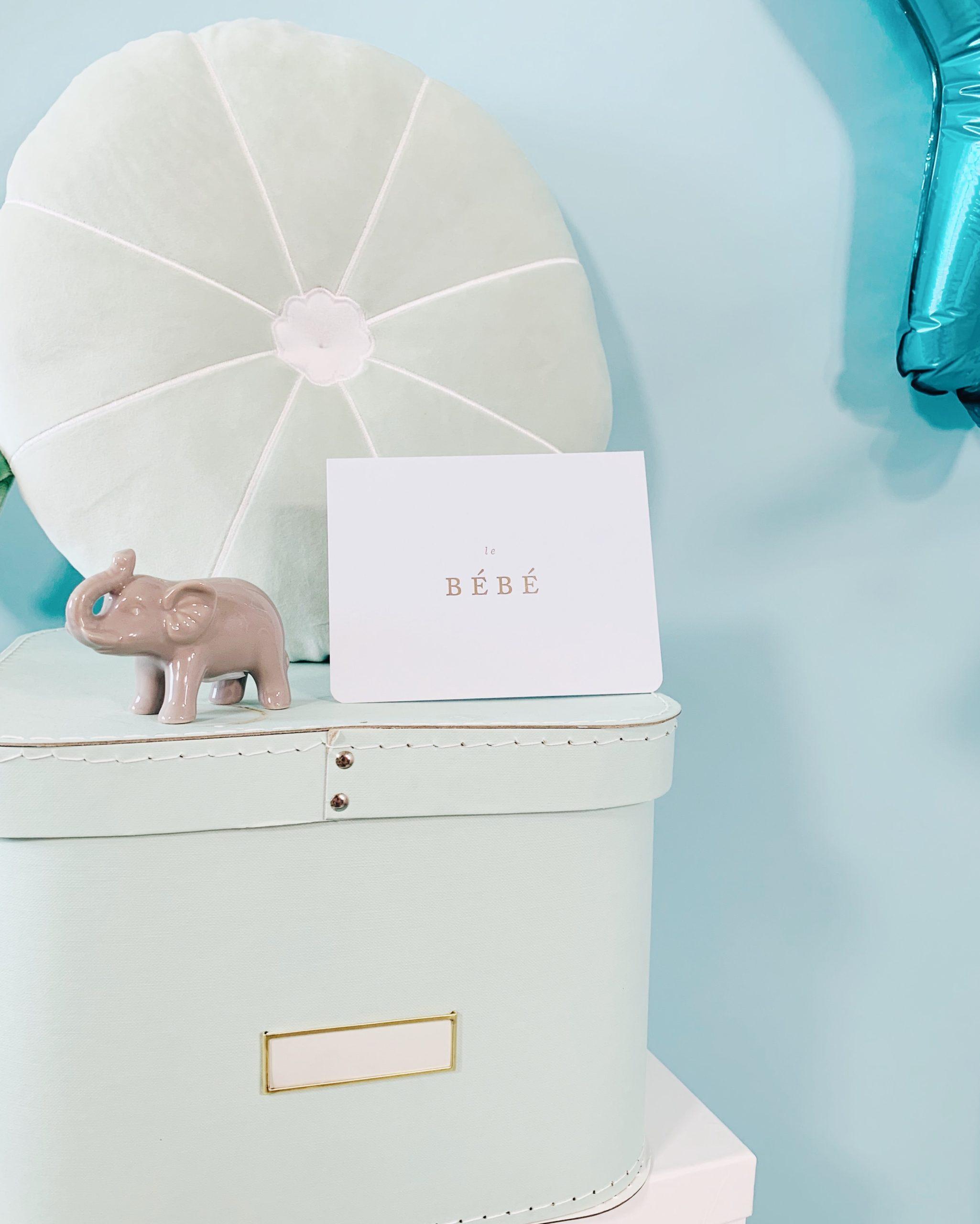 couleur pour la chambre de bebe gros plan d un mur bleu pale, et coussin et boite vert pastel