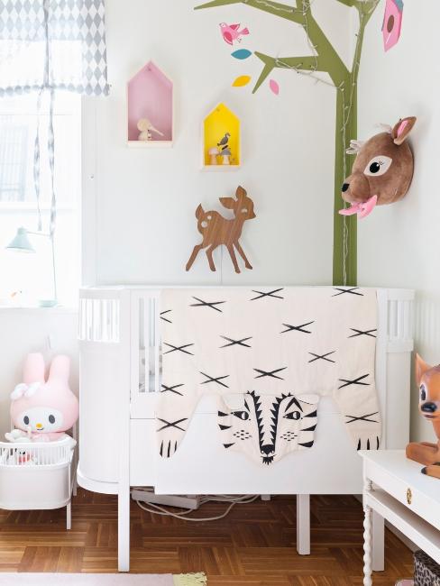 Stickers muraux Chambre de bebe avec lit blanc et decorations cerfs et foret