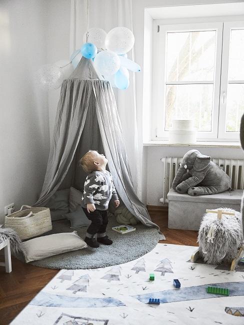 decoration-chambre-enfant baldaquin gris dans une chambre pour petit garcon tons blanc et gris