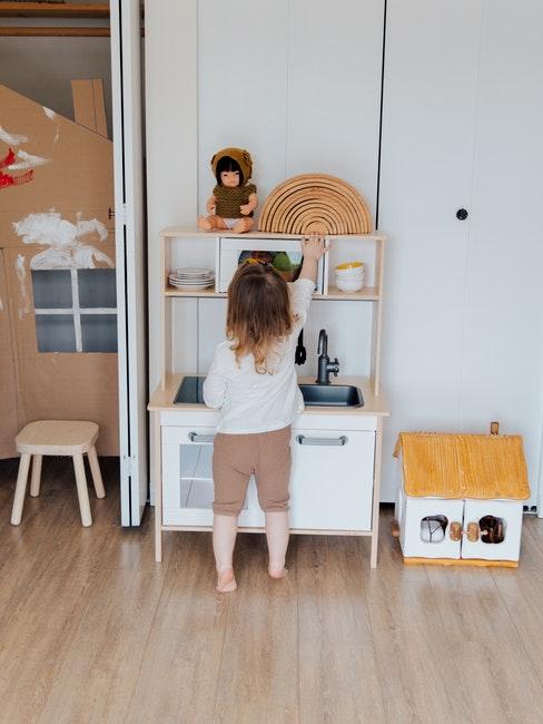 Montessori petite fille joue dans sa chambre montessori avec la cuisiniere pour enfants