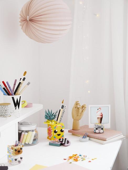 luminaire-chambre-enfant bureau chambre d enfant avec des accessoires bureau et une suspension boule