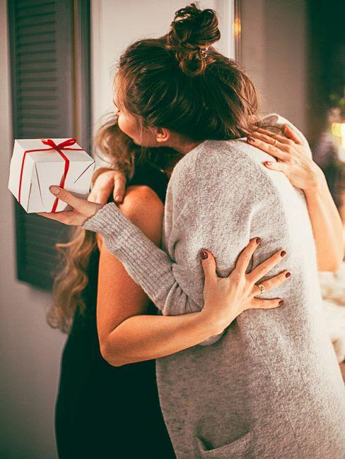 fetes de noel deux femmes en train de s enlacer, vœux de noel, cadeau de noel, ruban rouge