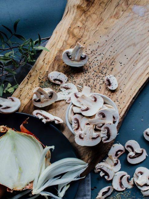 Recettes d’automne planche en bois avec oignon et champignons decoupes