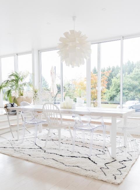Salle à manger lumineuse avec grande table blanche Babychoufamily
