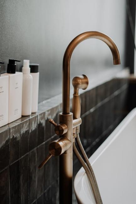 Salle de bain style industriel avec robinet en cuivre