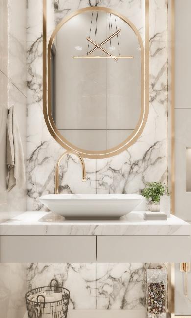 Salle de bain luxueuse avec miroir doré et mur en marbre