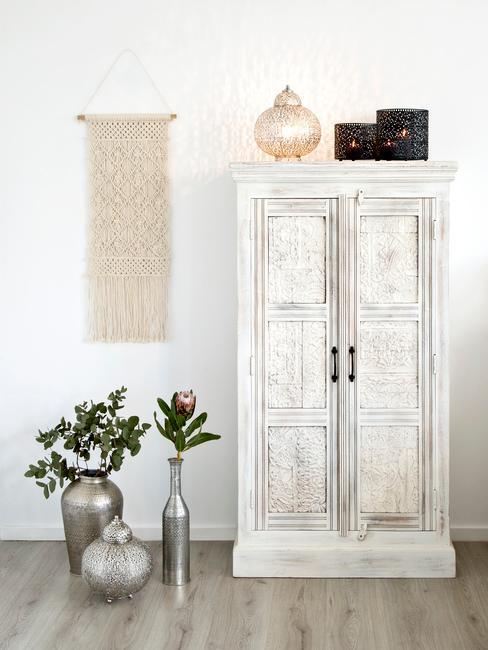 macrame decoration murale, armoire blanc, vases de sol, look usé, traces d'usure