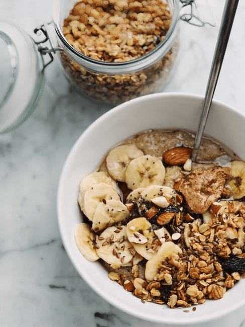Colazione sana ciotola con muesli e frutta secca