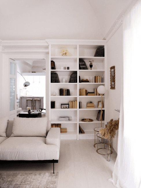 Libreria e divano bianco