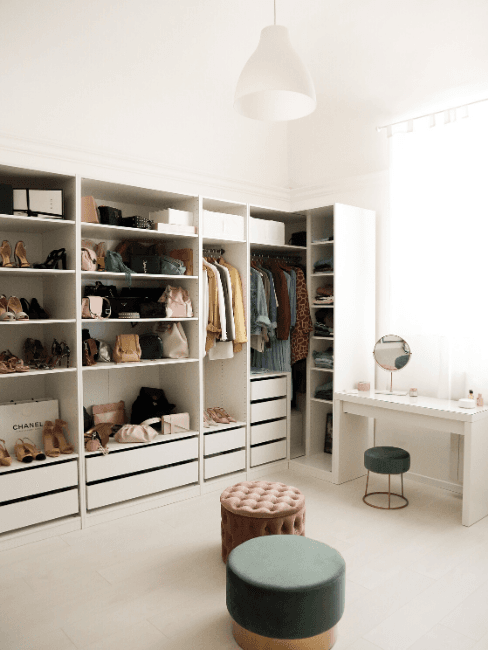 Cabina armadio con pouf