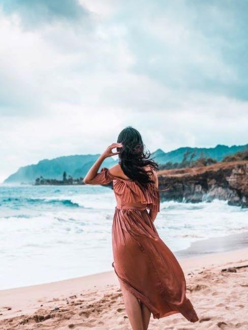 beach waves donna di spalle con beach waves