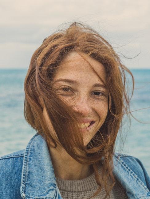 macchie solari pelle ragazza con lentiggini al mare