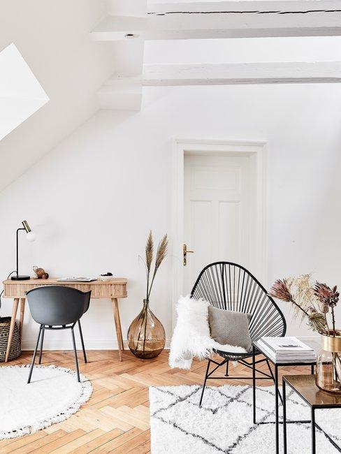 Header scandinavisch interieur Scandinavisch interieur met bureau pampasgras en rotan stoel