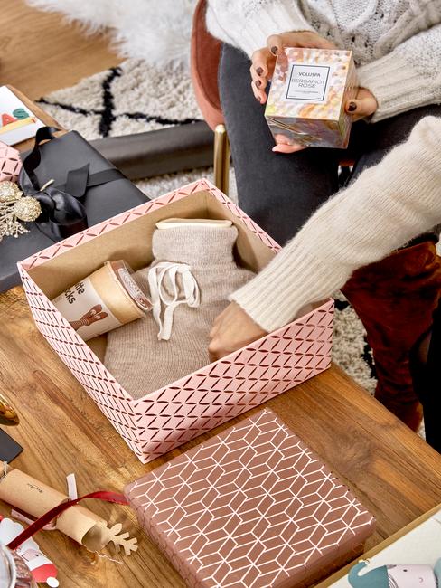 Kerstcadeaus inspiratie header Kerstcadeau inspiratie houten tafel met cadeau verpakking