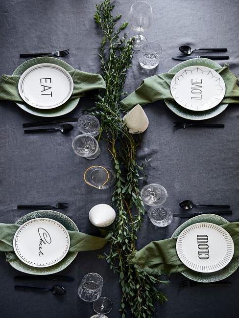 Tafel dekken volgens de etiquette Tafel dekken in donker grijze setting met kersttakken