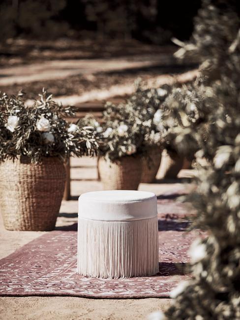 Bruiloft organiseren header draaiboek bruiloft Draaiboek bruiloft bohemian bruiloft oud roze poef op perzisch tapijt