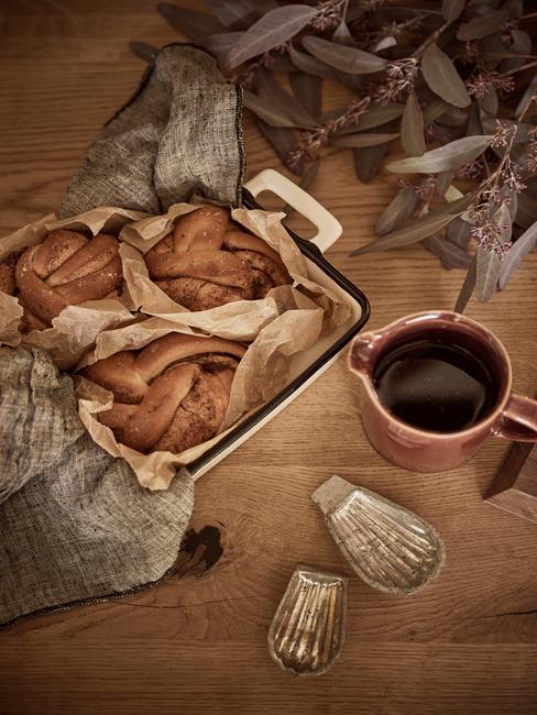 Kerstbrunch organiseren header Kerstbrunch organiseren header warme broodjes uit de oven op houten tafel