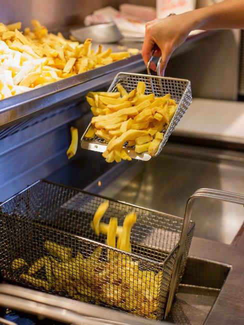Header frituurpan schoonmaken Frituurpan schoonmaken voor professionele frituur met friet