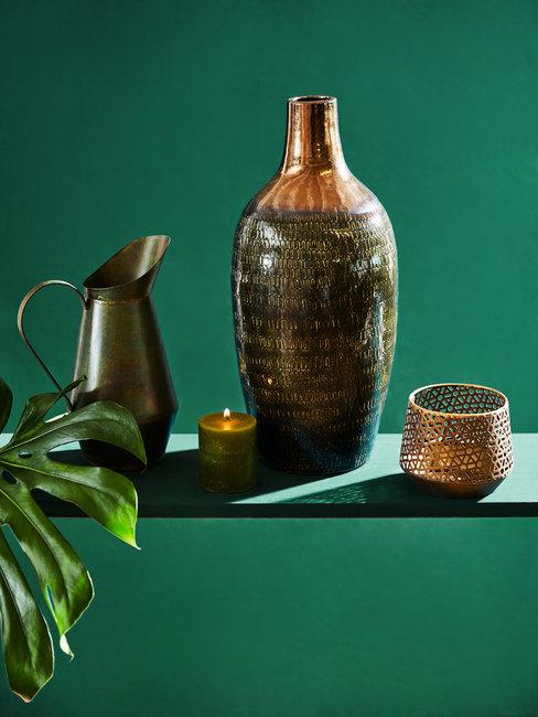 brons-kleur-1 bronzen waterkan, vaas en windlichten op groene achtergrond