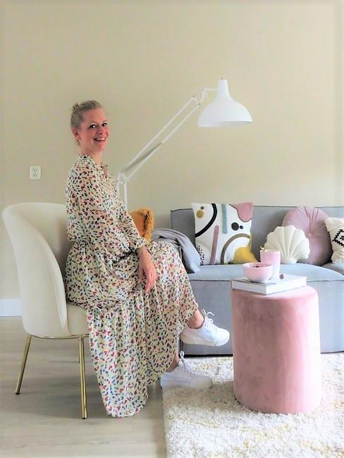Lieks Home Header Lieks Home Portrait in woonkamer met meubels in pasteltinten