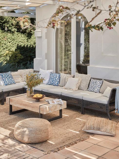 Header Terras schoonmaken Header terras schoonmaken loungeset onder pergola buiten