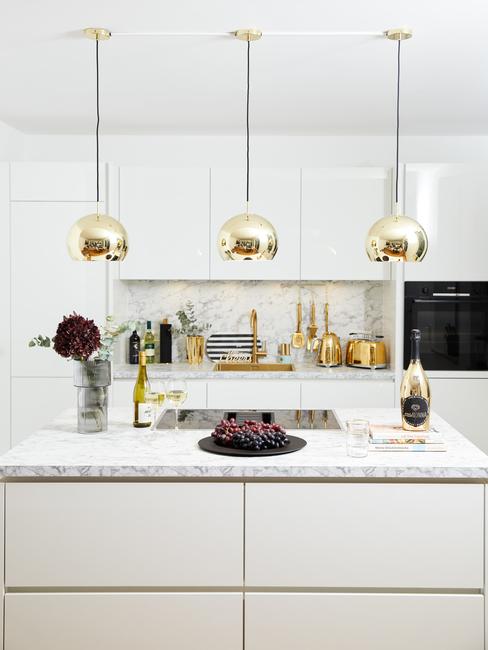 KeukenAchterwand2 Kalk verwijderen witte keuken met gouden accessoires