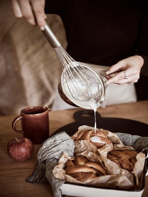 Kerst ontbijt ideeën Kerstontbijt ideeën verse broodjes uit de oven overgoten met huisgemaakte vanille