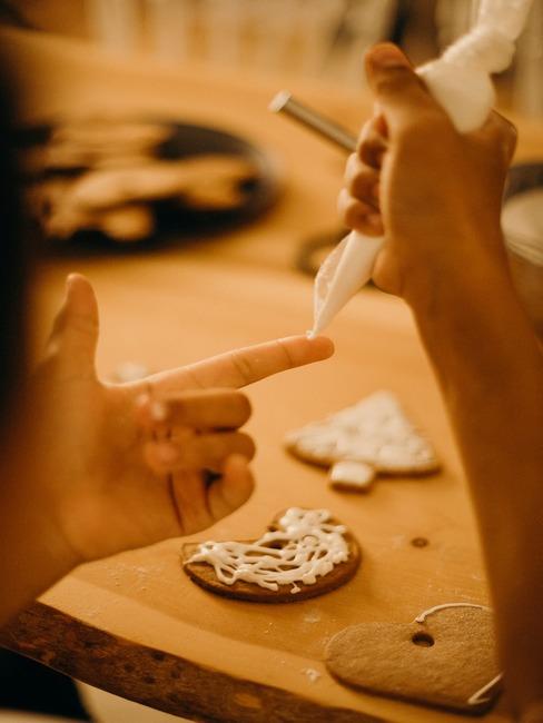 Zbliżenie na blat kuchenny z udekorowanymi pierniczkami