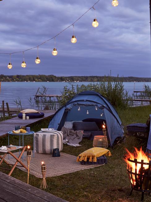 glamping Namiot nad jeziorem, girlanda świetlna oraz dywan zewenętrzny