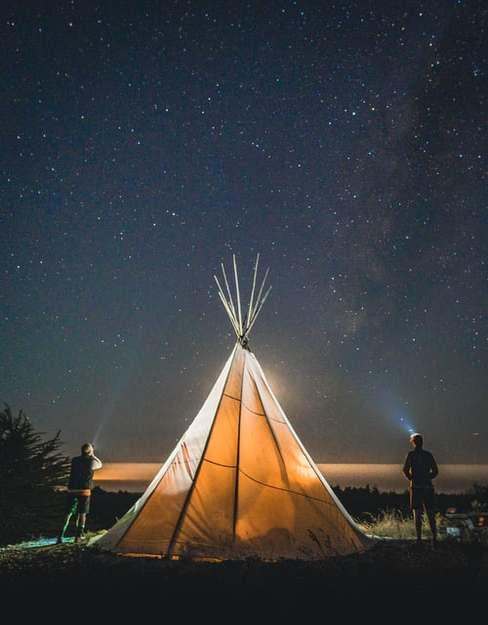 Namior typu tipi jako atrakcja glampingowa