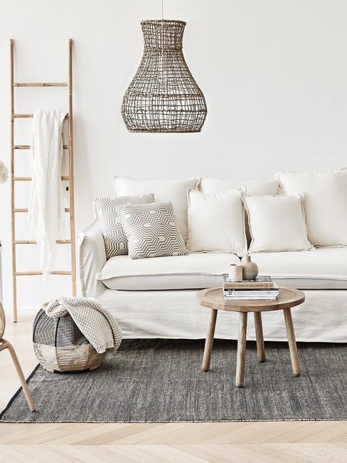 Kolor beżowy Salon boho z szarymi detalami