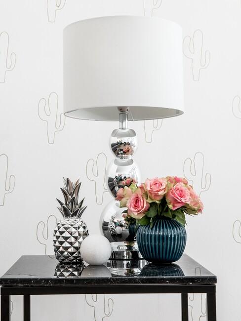 Lampa z białym abażurem w stylu glamour na czarnym stoliku